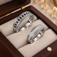 Par Alianças de Prata 950 Trabalhadas 4mm Mod. Rumi Pedras cristal e pretas
