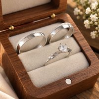 Par de alianças de Prata 4mm com friso granitada + Anel Laurel