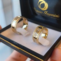 Par de alianças 8mm com zircônias Modelo Clover