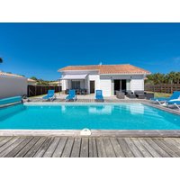 Holiday home in Vensac from £161 per night