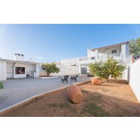 Holiday home in Tous from £181 per night
