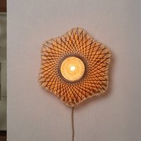 GOOD & MOJO Vägglampa Madura, brun, Ø 44 cm, bambu, stickkontakt