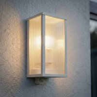 Lindby utomhusvägglampa Peldar, grå/räfflad, 26 cm, sensor