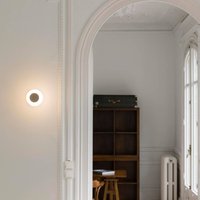 FARO BARCELONA LED-vägglampa Moy i guld med glasskärm