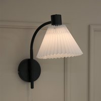 Markslöjd Mira vägglampa, svart/vit, järn/väv, bredd 22 cm