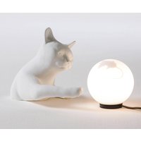Karman table lamp Maoo, white ceramic, glass, cat figurine