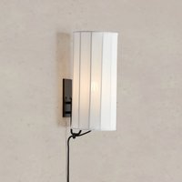 Markslöjd Vägglampa Hikari, höjd 31 cm, vit/svart, tyg/metall