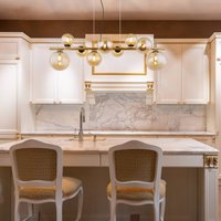 Globo Hänglampa Riha, längd 86 cm, mässingsfärgad, bärnsten, 9 lampor.