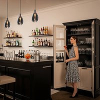 Steinhauer LED-pendellampa Glimsy, Ø 14 cm, svart/rökgrå, glas