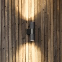 Konstsmide Temi utomhusvägglampa, svart, bredd 11 cm, aluminium, upp/ner