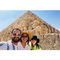 Guide on site day tour to Giza pyramids