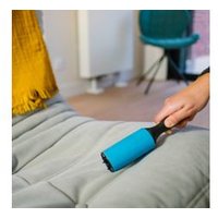 Entretien tissus moquettes STARWAX lavableUne brosse efficace et solideVenez à bout des poils d'animaux avec cette brosse adhésive lavable STARWAX. Elle retire efficacement les poils de votre chien ou de votre chat de vos textiles, mais pas seulement. Elle capture également les poussières, les cheveux et les peluches. Vous pouvez utiliser cette brosse adhésive sur vos tissus d'ameublement (canapé, housse de chaise...), mais aussi sur vos vêtements. Fini les impuretés qui s'emmêlent dans vos lainages. Vous pouvez même employer cette brosse adhésive lavable sur vos tapis et sièges de voiture. Le manche ergonomique facilite sa manipulation. Solide, elle comporte une coque protectrice et un trou pour l'accrocher.Une brosse adhésive lavableCette brosse adhésive lavable pour textiles est une solution écologique pour entretenir vos affaires : il n'y a plus de recharges à jeter une fois usées. Après le brossage, il vous suffit de rincer cette brosse sous l'eau tiède avec du savon. Laissez-la sécher, puis utilisez-la à nouveau en bénéficiant de la même efficacité.
