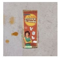 Cristaux de soude 1kg STARWAX FABULOUSUn produit ménager incontournableUne multitude d'utilisations font de ce paquet de cristaux de soude STARWAX, de 1 kg, un indispensable. Constitués à 100 % d'ingrédients d'origine naturelle, ces cristaux de soude plairont à ceux qui ont opté pour un mode de vie plus écologique et qui aiment créer leurs propres produits ménagers. En effet, les cristaux de soude sont souvent présents dans de nombreuses recettes de lessive, de liquide vaisselle ou encore de nettoyant multiusage faits maison. Seuls ou alliés au bicarbonate de soude, et mélangés à de l'eau, ils pourront également former une pâte pour dégraisser le four. À chaque utilisation, on prend soin de se protéger les mains avec des gants.Dans un sachet biodégradablePréservés dans un sachet en kraft recyclé, ces cristaux de soude vous accompagnent dans le temps pour nettoyer l'ensemble de la maison. Vous adorerez le look vintage du paquet, qui viendra rejoindre votre collection de produits naturels, mais surtout compléter votre liste d'astuces de grand-mère.