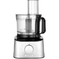 Robot multifonction KENWOOD FDM303SS MultiPro CompactDe nombreuses fonctions pratiquesVous cherchez un appareil électroménager pour vous faciliter la vie dans la cuisine ? Craquez pour le robot multifonction KENWOOD FDM303SS MultiPro Compact. Il cumule de multiples avantages pour vous permettre de réaliser d'innombrables préparations culinaires. Il est équipé d'un blender en verre de 1,5 L et d'un bol en plastique de 2,1 L. Parmi les accessoires fournis figurent une mini cuve en verre, un presse-agrumes, un fouet, un pétrin, 3 disques et une spatule. Ce robot multifonction est doté de 3 vitesses et peut atteindre une puissance maximale de 800 watts. Il est léger et très facile à manier.Un look moderne et épuréCe robot multifonction métal et noir affiche un excellent rapport qualité/prix. Ses couleurs sobres et modernes apportent une touche d'élégance à la décoration de votre cuisine. Vous pourrez aisément le ranger dans un placard ou le laisser posé sur le plan de travail. Ce robot multifonction est garanti 2 ans.