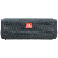 Enceinte Bluetooth nomade JBL Flip Essential 2Nomade et peu encombranteEmportez votre musique partout avec vous grâce à l'enceinte nomade JBLFlip Essential 2. Dotée de la technologie Bluetooth®, elle permet de connecter une source audio sans utiliser de cordon. Cela peut être un smartphone, un ordinateur ou une tablette. Cette enceinte nomade est rechargeable et offre une autonomie jusqu'à 10 heures d'usage. Elle est également résistante à l'eau et aux éclaboussures afin de pouvoir la mettre en marche sous la pluie ou dans un espace humide, comme à la piscine. Il est cependant recommandé d'éviter le contact direct avec l'eau. Légère, vous pourrez la glisser dans un sac pour l'emporter dans vos déplacements.Un design épuréCette enceinte nomade noire est proposée dans un coloris sobre qui la rend particulièrement discrète. Vous pourrez ainsi l'installer sur votre bureau, un chevet ou le meuble de votre choix. Les boutons de contrôle sont placés sur les côtés pour encore plus de discrétion. Pratique, une dragonne est fournie afin de porter l'enceinte plus facilement.