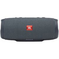 Enceinte Bluetooth®  nomade JBL CHARGE ESSENTIALUn enceinte pratique et performanteDiffusez vos morceaux préférés sans vous encombrer de fils grâce à cette enceinte Bluetooth® nomade JBL. Vous pouvez la connecter à un ou deux appareils, smartphones ou tablettes. L'idéal pour animer une soirée en duo ! Elle vous offre des basses puissantes et nettes, pour une expérience réellement immersive. Vous apprécierez l'autonomie de 20 heures de cette enceinte Bluetooth® nomade. Vous pourrez écouter vos chansons favorites pendant des heures sans avoir à la recharger. Besoin de la charger en déplacement ? Cette enceinte vous séduira par sa praticité : elle intègre un chargeur portable. Une résistance à toute épreuveCette enceinte noire est taillée pour vous accompagner en toutes occasions. Elle se compose de tissu durable et possède un boitier robuste en caoutchouc. Ces matériaux lui confèrent sa résistance. Étanche, cette enceinte vous permet même d'animer une soirée au bord de la piscine !