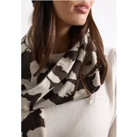 Langer Feinstrickschal mit Leo-Muster