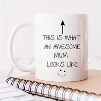 60 SECOND MAKEOVER Women's This Is What An Awesome Mum Looks Like V2 Mug in White