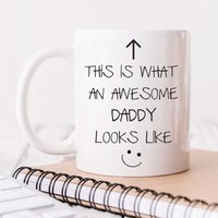 60 SECOND MAKEOVER Men's This Is What An Awesome Daddy Looks Like V2 Mug in White