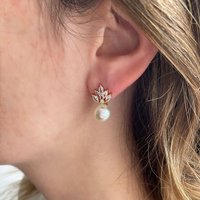 Queen Mee Women's Vintage Inspired Pearl Drop Earrings in Gold