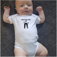 Afewhometruths Personalised Protected by Chihuahua Dog Baby bodysuit / Baby Grow in White | Size: 3-6 m