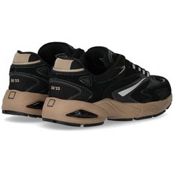 Datum. Schwarze Turnschuhe