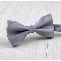 Solid bow tie