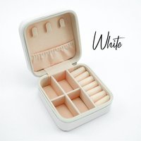 Factory Directly Sale Fashion Beige Colors Travel Jewelry Organisation Box in Stock PU Leather Custom logo Jewelry Organizer