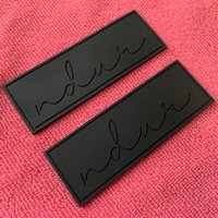 Solid Color Engrave Logo Silicone Rubber Plastic LabelSingle Color Debossed Brand Soft PVC Plastic Label with Sewing Dent