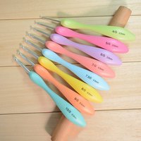 8Pcs Aluminum Crochet Hooks Colorful Soft Plastic Handle Aluminum Weave Craft Crochet Hook Knitting Needle Set