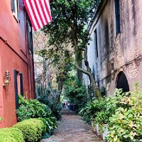 Private Charleston Hidden Alleys and Pathways Walking Tour