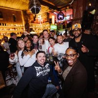 Viator Aktion 17% Rabatt auf Tirana Pub Crawl mit Gratis Shots und Fotos