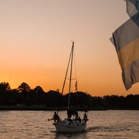 Sail along the Río de la Plata with a good wine and listening to Argentine tango