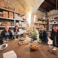 Traditional Gourmet Food & Wine Tour in Bordeaux