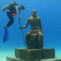 Diving for Beginners among Corals and Statues in San Andres