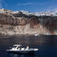 Private boat tour along the coastline of Santorini and volcano