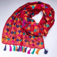 Étole 100% soie brodée – Motif géométrique multicolore sur fond rouge