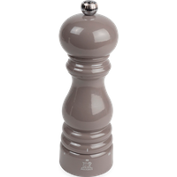 The iconic 18 cm u'Select manual pepper mill features a refined taupe grey lacquer finish to enhance your dishes and bring an extra touch of sophistication. Paris u'Select