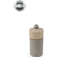 12 cm Salt Mill made of beech Wood and equipped with the Zirlion mechanism, a world Innovation by Peugeot. This timeless and soft pearl grey Colour pairs perfectly with the Pepper Mills from the Boréal range. Boreal