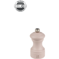 The Bistro salt mill is available in petal rose, a delicate and elegant shade. Made in France, it combines iconic design with the Zirlion mechanism for precise salt grinding. Bistro