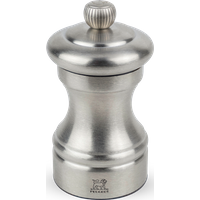 The Peugeot Bistro Chef pepper mill symbolises quality in both its functional design and capacity to complement creativity in the kitchen by enhancing all the natural flavours of authentic cooking. In brushed stainless steel, this pepper mill brings a modern metallic shimmer to all the great chef's tables. Bistro Chef
