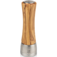 This Madras Manual Pepper Mill from Peugeot combines efficiency and aesthetics with its magnificent olive wood and steel combination. This u'Select pepper mill is perfect for seasoning your dishes at the last minute and elevating the aesthetics of your table setting. Madras