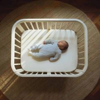 Stokke® Nighti™ Bundle Nighti Mini inkl. Matratze, Spannbetttuch und Rollen