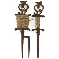 Esschert Design Stecker aus Gusseisen mit Pflanzleine, Länge der Leine ca. 25 m, ca. 14 cm x 6 cm x 35 cm Esschert Design Stecker aus Gusseisen mit Pflanzleine, Länge der Leine ca. 25 m, ca. 14 cm x 6 cm x 35 cm