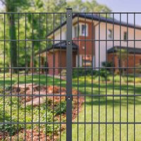 Doppelstabmattenzaun Komplettset 8/6/8 2m Matte in RAL 7016 mit Abdeckleiste 10 m Aufdübeln 3 Eckpfosten 1,0 m Doppelstabmattenzaun Komplettset 8/6/8 2m Matte in RAL 7016 mit Abdeckleiste 10 m Aufdübeln 3 Eckpfosten 1,0 m