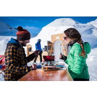 Fondue essen im Iglu Gstaad Fondue essen im Iglu Gstaad