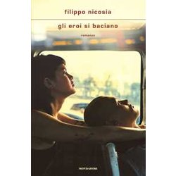 Gli Eroi Si Baciano Gli Eroi Si Baciano