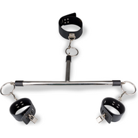 Contrainte BDSM collier et poignets