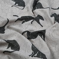 Tissu bachette imprimé petit chat fond géométrique abstrait noir - Mondial Tissus