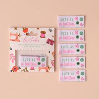 Étiquettes tissées à coudre "Cute as a button" x5 - Lise Tailor - Mondial Tissus